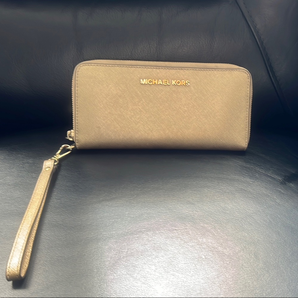 MICHAEL KORS GOLD WRISTLET CLUTCH